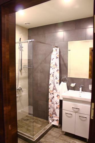 Woodland Apartment, Kechi House