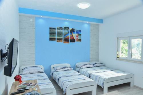 Villa Holiday Home With 4 Studio Apartments