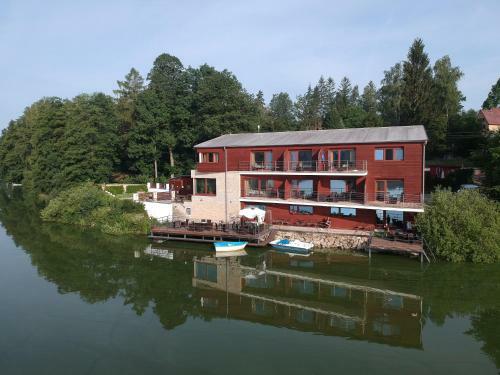 Hostal Penzion Ratm�r�k A Vin�rna U Raka