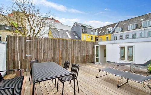 Central 3-bedroom Apartment With Huge Terrace, Including Queen Size Beds