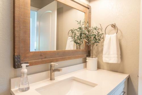 Motel Colony Suites