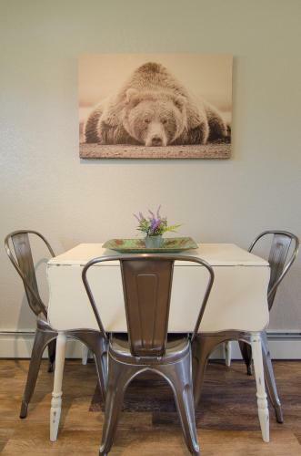 Motel Colony Suites