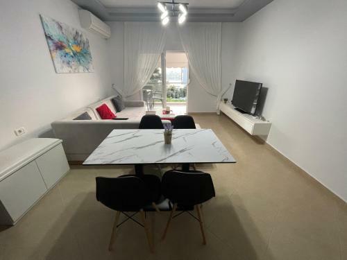 Cozy And Spacious Apartment With Sea View