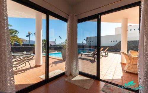 Remarkable 3-bed Villa In Playa Blanca