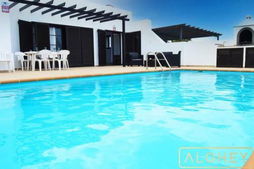 Villa Timanfaya Spacious Villa With Pool