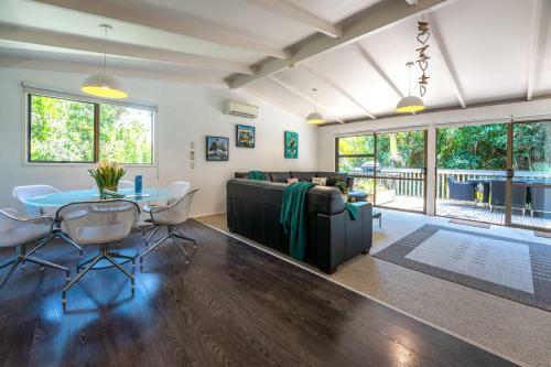 Treetops - Forest Retreat- Near Onetangi Beach
