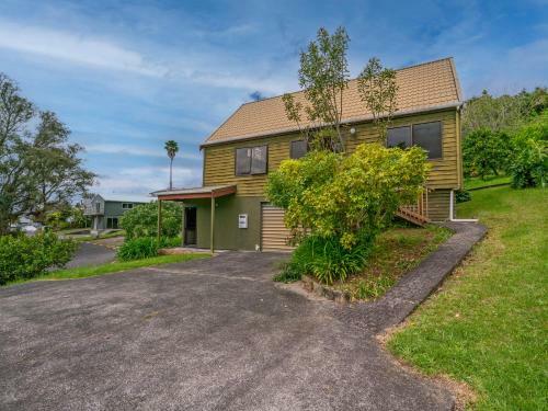 Tui's Grove - Onemana Holiday Home