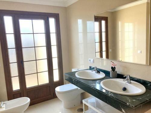 Luxury 4-bedroom Villa With Heated Pool + Sea View