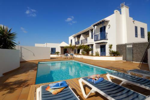 Impeccable 2-bed Apartment No 2 In Playa Blanca