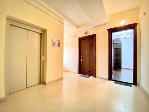 Central Yerevan 3 Bedrooms Premium Apartment Small Center