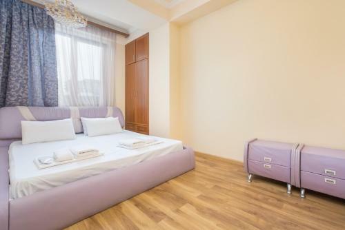 Central Yerevan 3 Bedrooms Premium Apartment Small Center