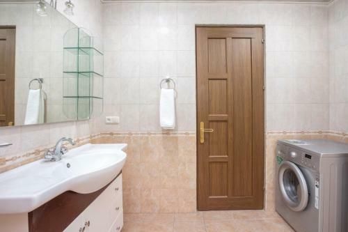 Central Yerevan 3 Bedrooms Premium Apartment Small Center