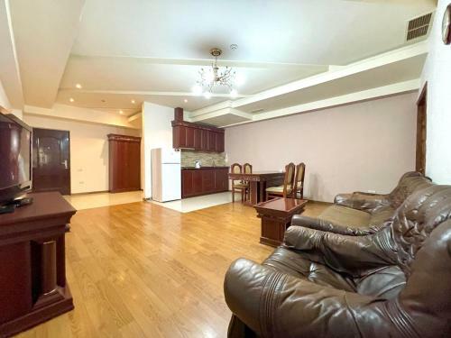 Emily's Apartments: No 21, Small Center