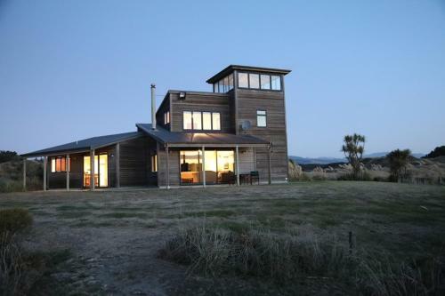 Idyllic Ocean Front Beach House - Waikawa Beach