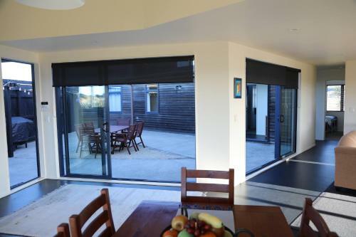 Idyllic Ocean Front Beach House - Waikawa Beach