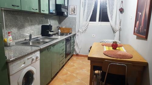 2 Bd Apartment, 2 Min From Skanderbeg Square.!!!.