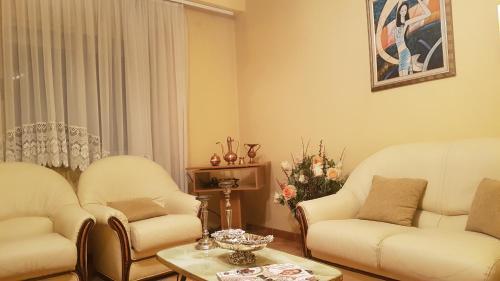 2 Bd Apartment, 2 Min From Skanderbeg Square.!!!.