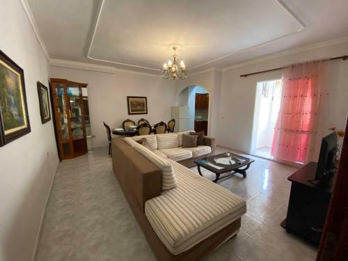 Apartamento Modern And Classic 2-bedroom Unit Apt. In Tirana