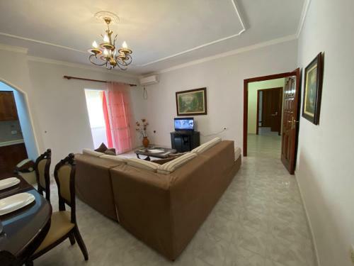 Apartamento Modern And Classic 2-bedroom Unit Apt. In Tirana