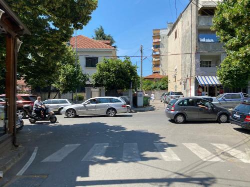 Apartamento Modern And Classic 2-bedroom Unit Apt. In Tirana