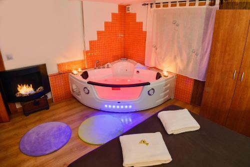 Cottage With Jacuzzi And Fireplace In The Room