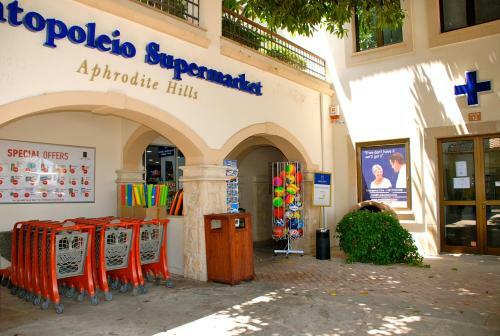Apartment Paradisos, Ground Floor Overlooking Communal Pools, Aphrodite Hills