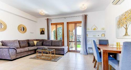 Apartment Paradisos, Ground Floor Overlooking Communal Pools, Aphrodite Hills