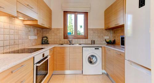 Apartment Paradisos, Ground Floor Overlooking Communal Pools, Aphrodite Hills