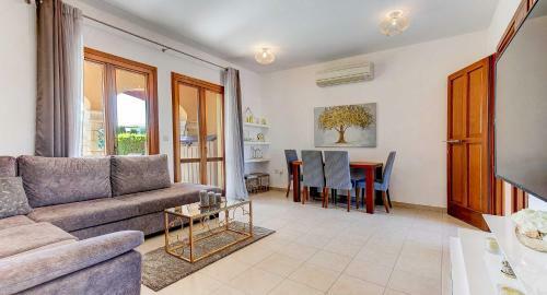 Apartment Paradisos, Ground Floor Overlooking Communal Pools, Aphrodite Hills
