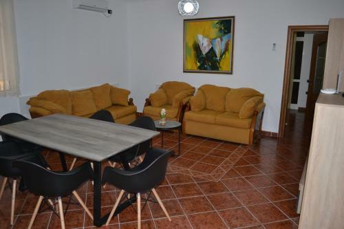 Kela's Central 5 Bd Apartment