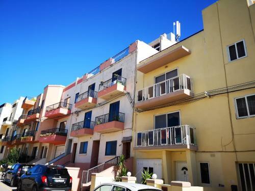 Village Corner 3 Bedroom Apartment With Garage