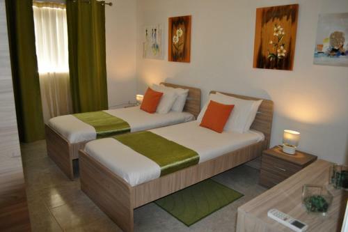 Village Corner 3 Bedroom Apartment With Garage