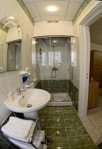 Village Corner 3 Bedroom Apartment With Garage