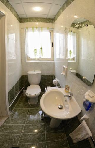 Village Corner 3 Bedroom Apartment With Garage