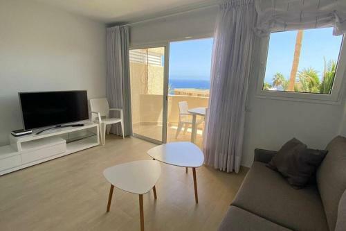 White And Quiet! Refurbished Seaview Apartment