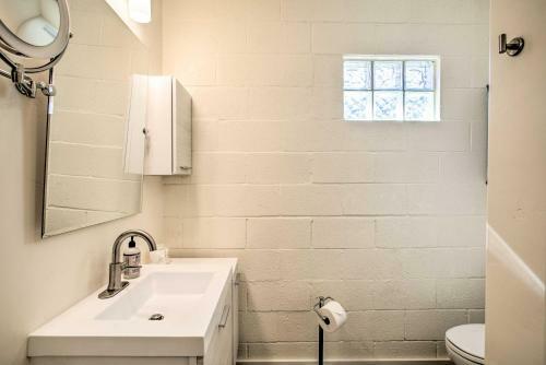 Old Town Cottonwood Cottage With Mod Interior!
