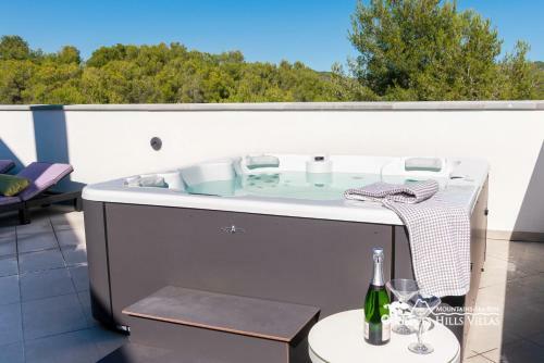 Villa Rueda With Heated Pool, Hot Tub And Great Views