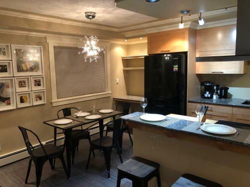 Apartamento Luxury One Bed/bath Condo W/ Parking On Whyte Ave