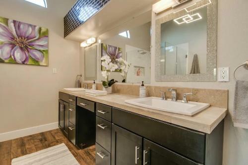 Spectacular Hilltop Home Wresort Like Backyard