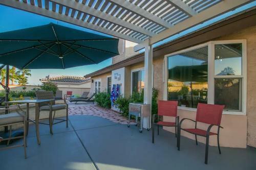Spectacular Hilltop Home Wresort Like Backyard