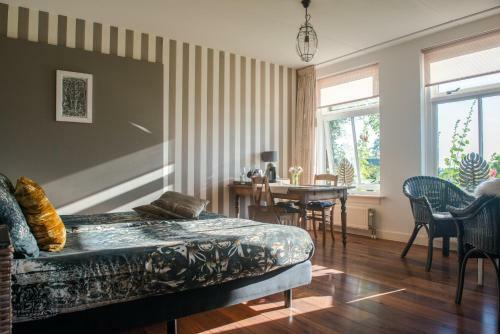 Broeks' Bed En Brood