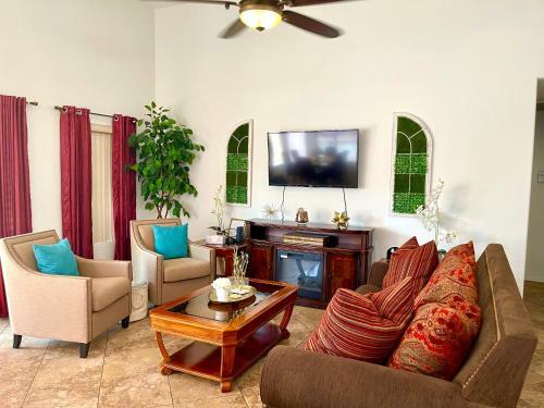 Resort Style Desert Oasis, Pool, Golf, Billiards & Ping Pong