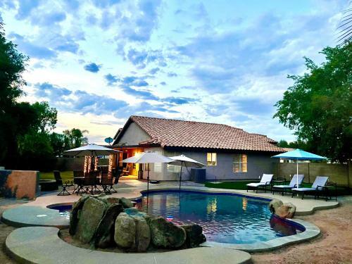 Resort Style Desert Oasis, Pool, Golf, Billiards & Ping Pong