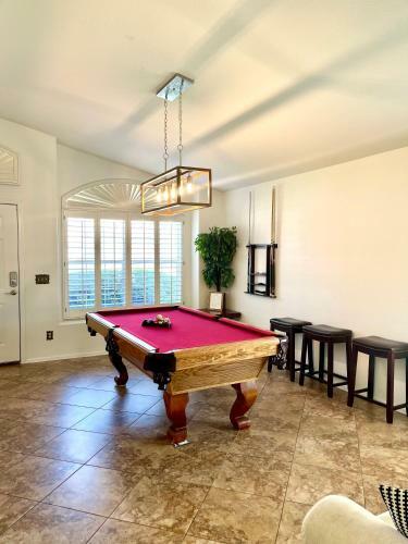 Resort Style Desert Oasis, Pool, Golf, Billiards & Ping Pong