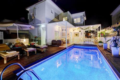 Sunnyvillascyprus: Modern 3br Villa /w Pool
