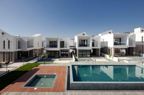 Avalon 1 Villa 2 Communal Pool
