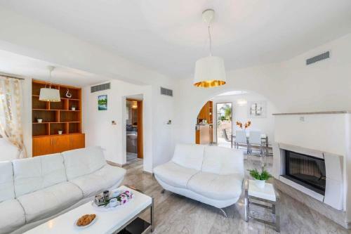 Villa Veronica - 3 Bedroom Beach Villa With Private Swimming Pool