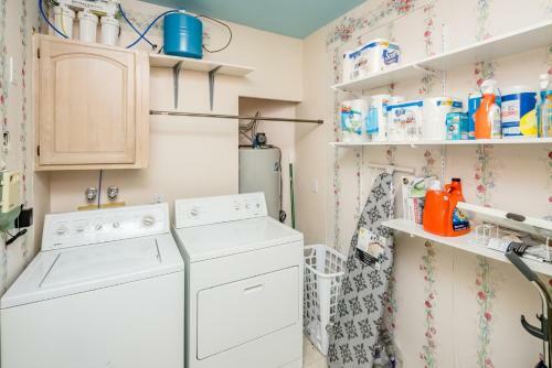 New! Desert Pool & Spa Home, Minutes To Beach!
