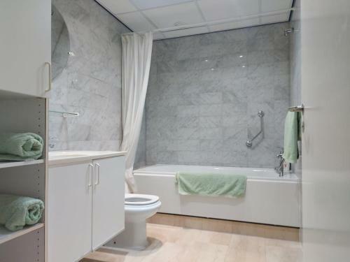 Central One Bed Apartment, Sleeps 4 With Roof Top Pool.