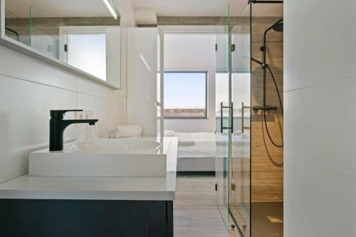 New And Modern Spacious 3 Bedroom Apartment With Private Double Garage